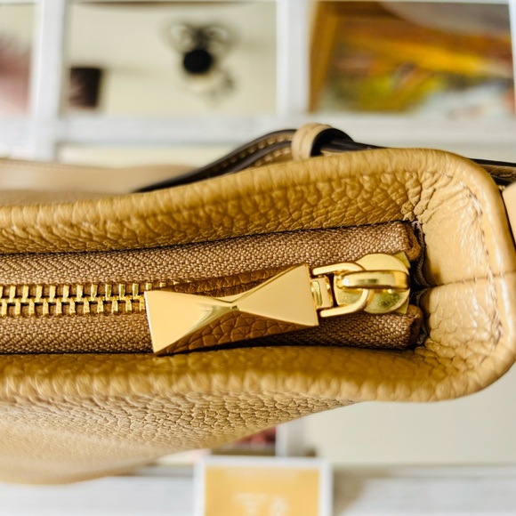 π MICHAEL KORS shoulder/crossbody leather bag. Retail $298 - Picture 7 of 8